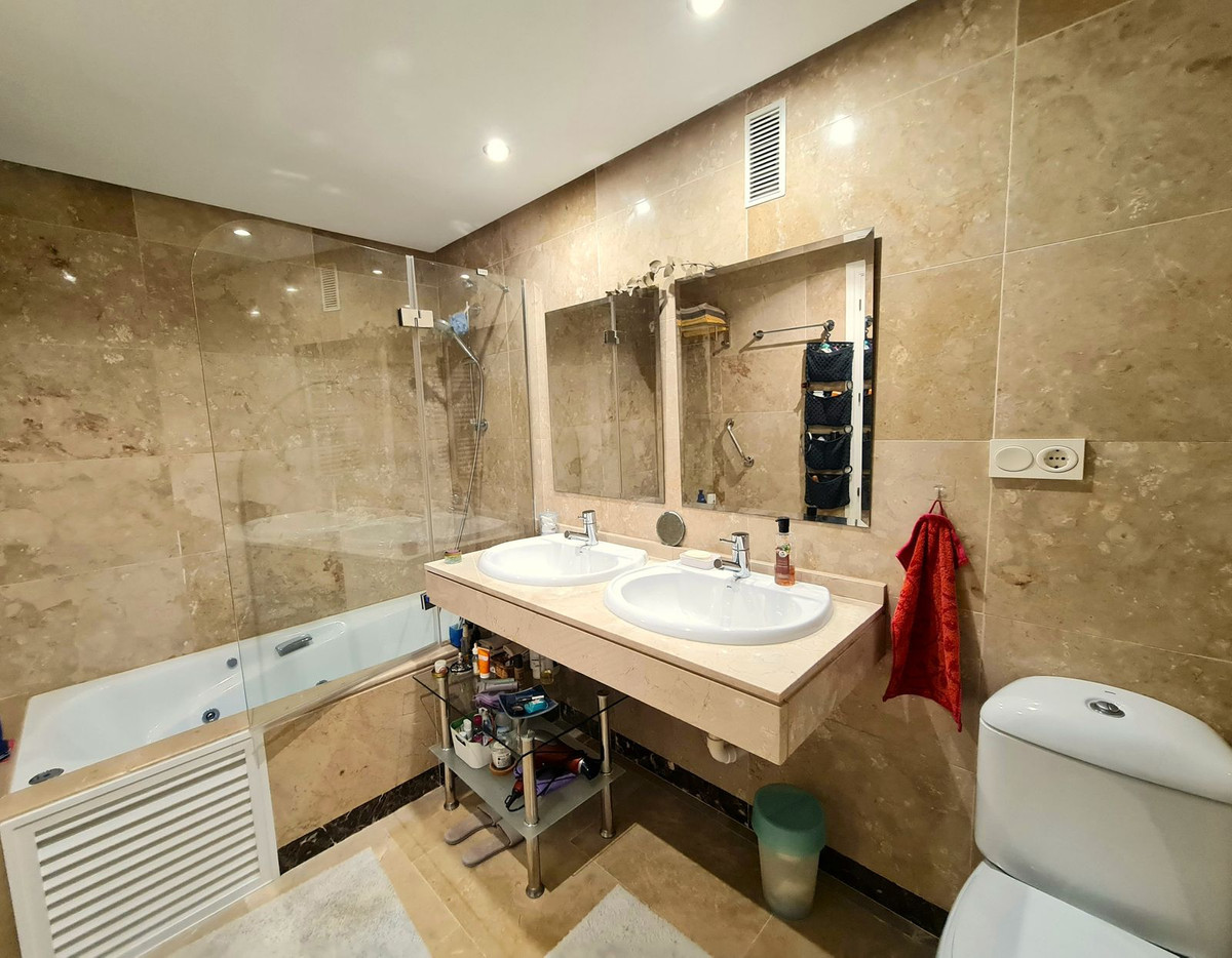 2 Bed Apartment for sale in La Duquesa Costa Del Sol, Málaga, Spain