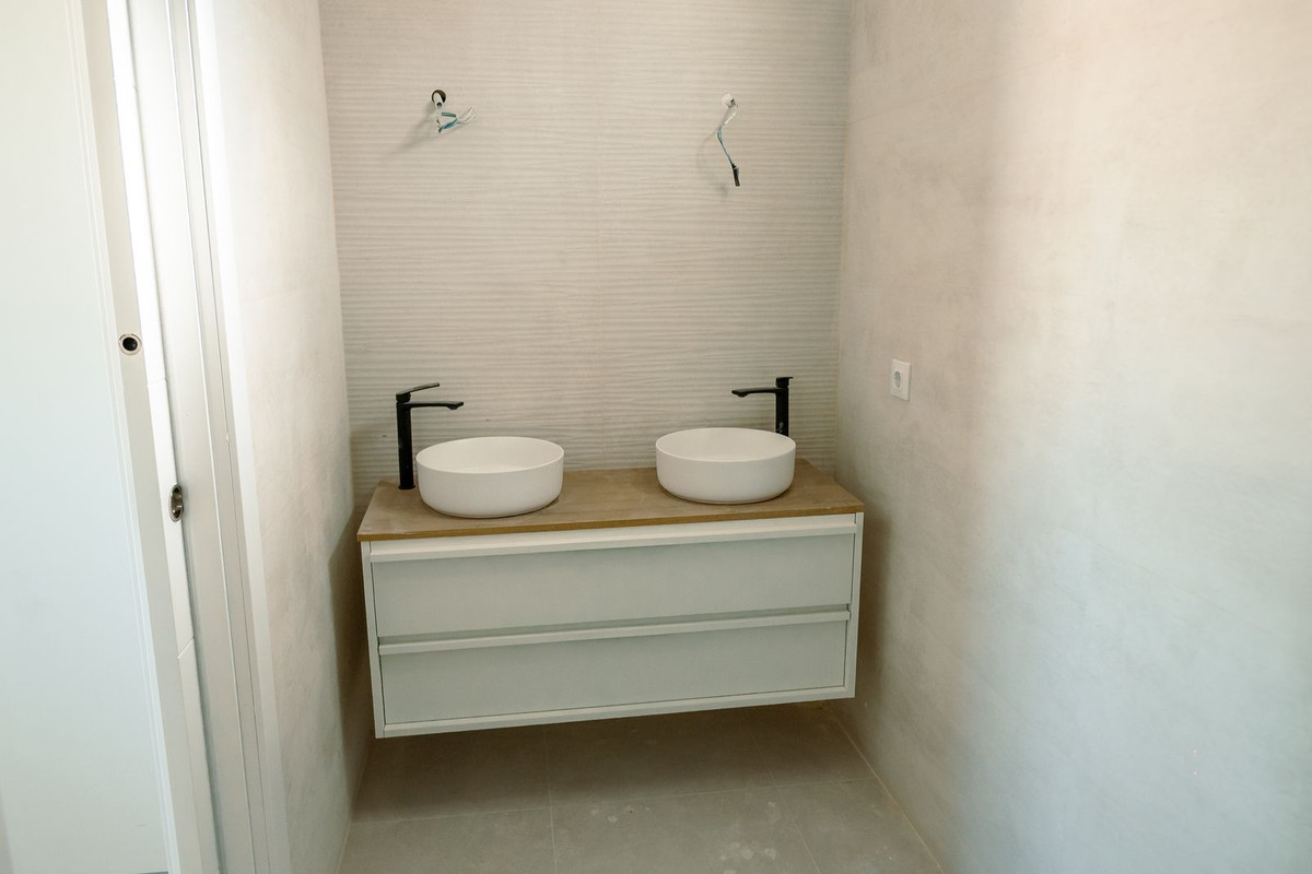 2 Bed Apartment for sale in Estepona Costa Del Sol, Málaga, Spain