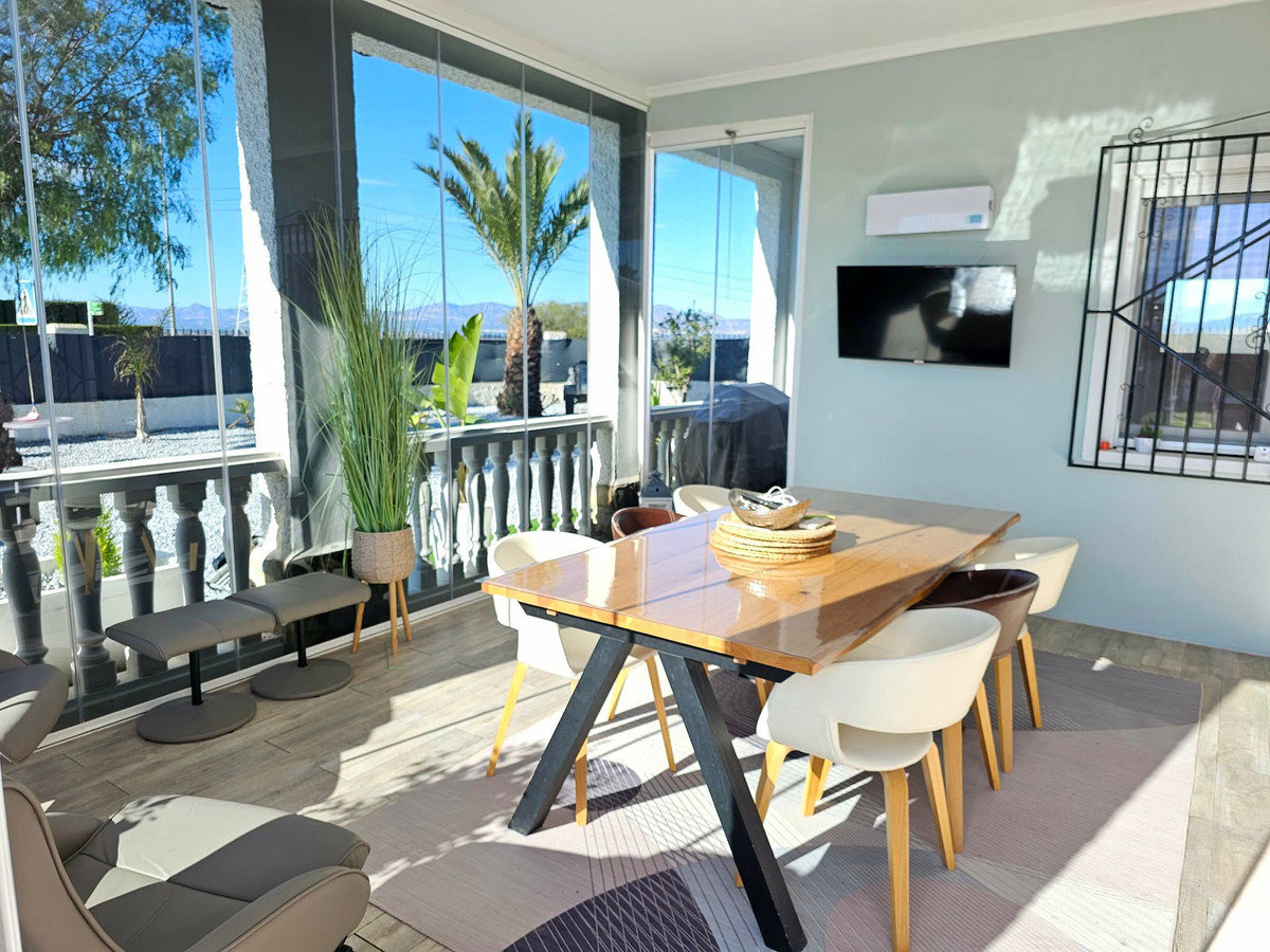 Se vende Villa - Chalet de 4 dormitorios en Costa Blanca, Alicante, España