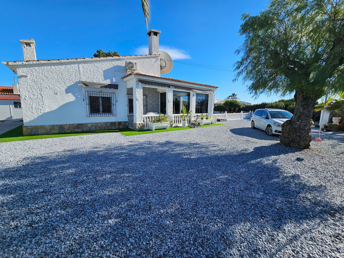 Se vende Villa - Chalet de 4 dormitorios en Costa Blanca, Alicante, España
