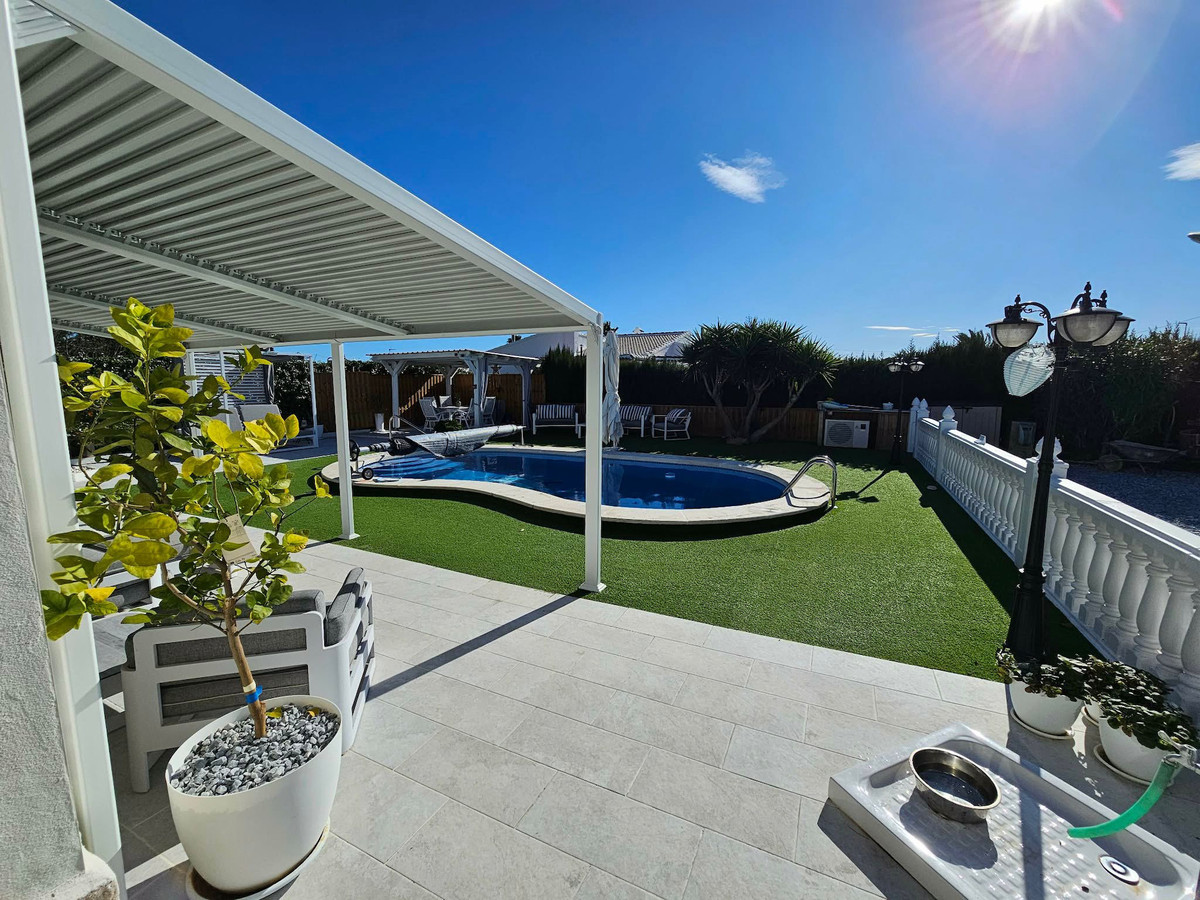 Se vende Villa - Chalet de 4 dormitorios en Costa Blanca, Alicante, España