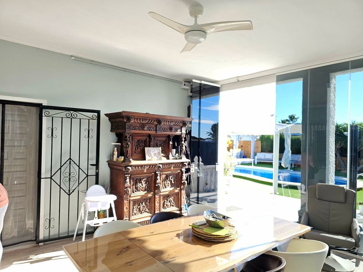 Se vende Villa - Chalet de 4 dormitorios en Costa Blanca, Alicante, España