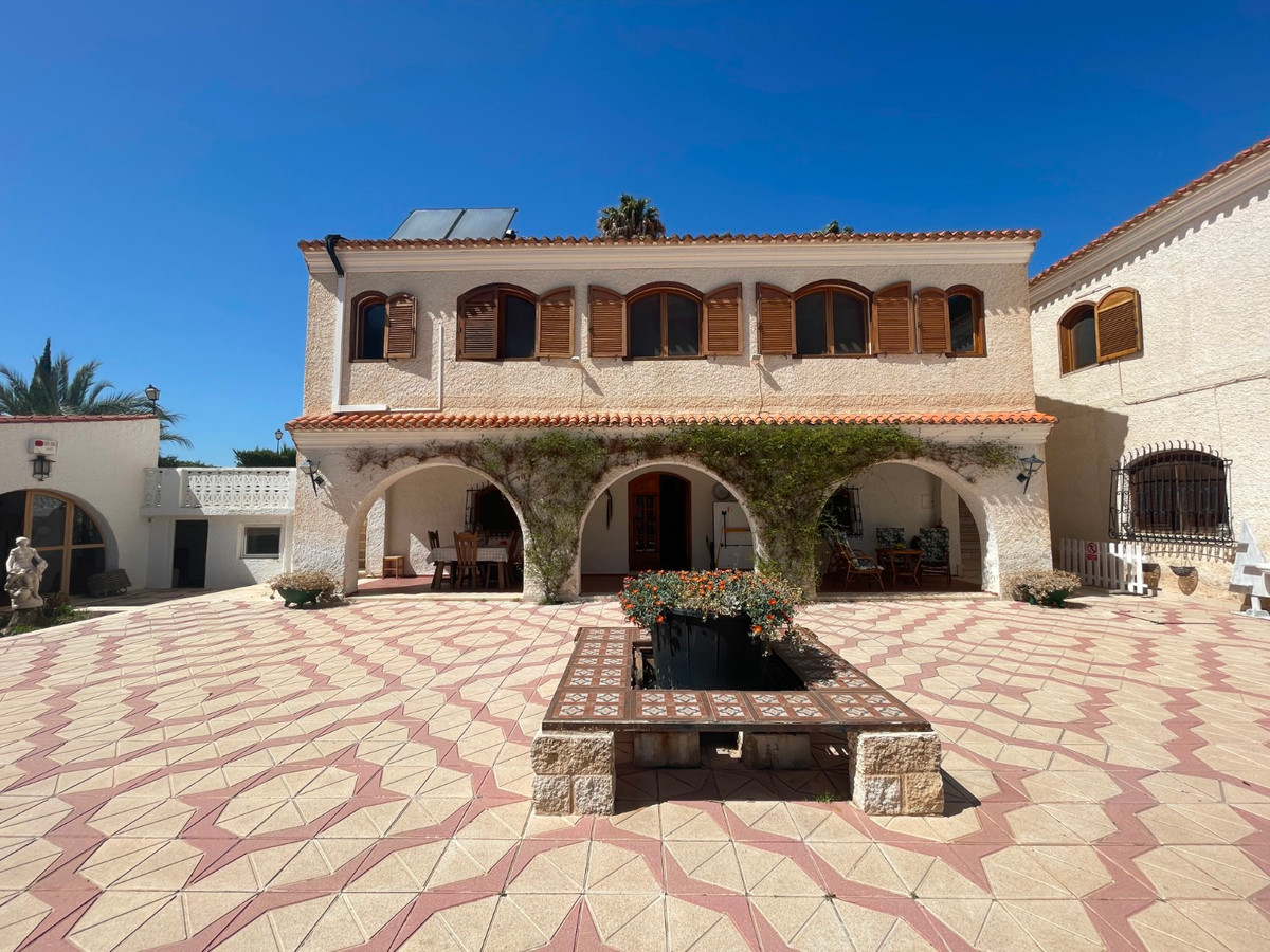 13 Bed Townhouse for sale in Elda Costa Blanca, Alicante, Spain