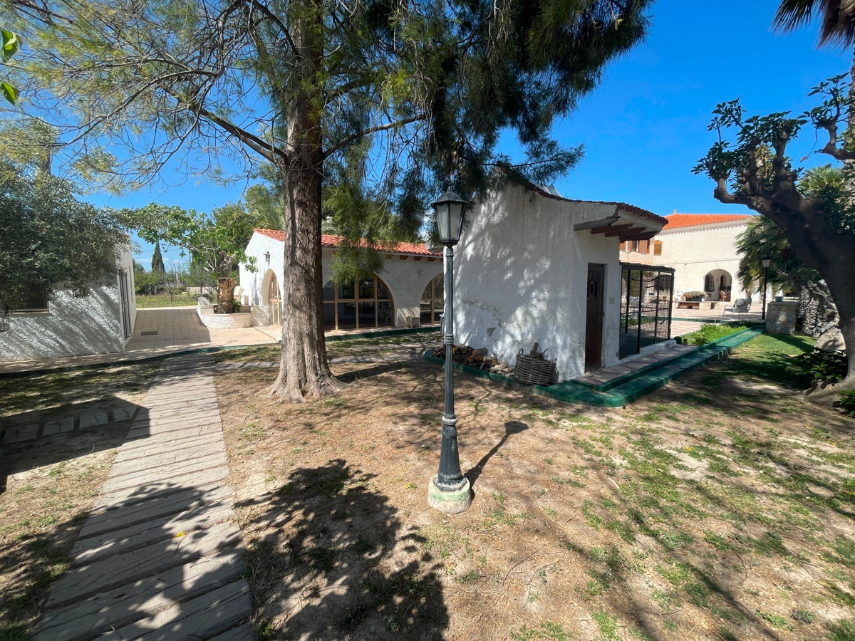 13 Bed Townhouse for sale in Elda Costa Blanca, Alicante, Spain