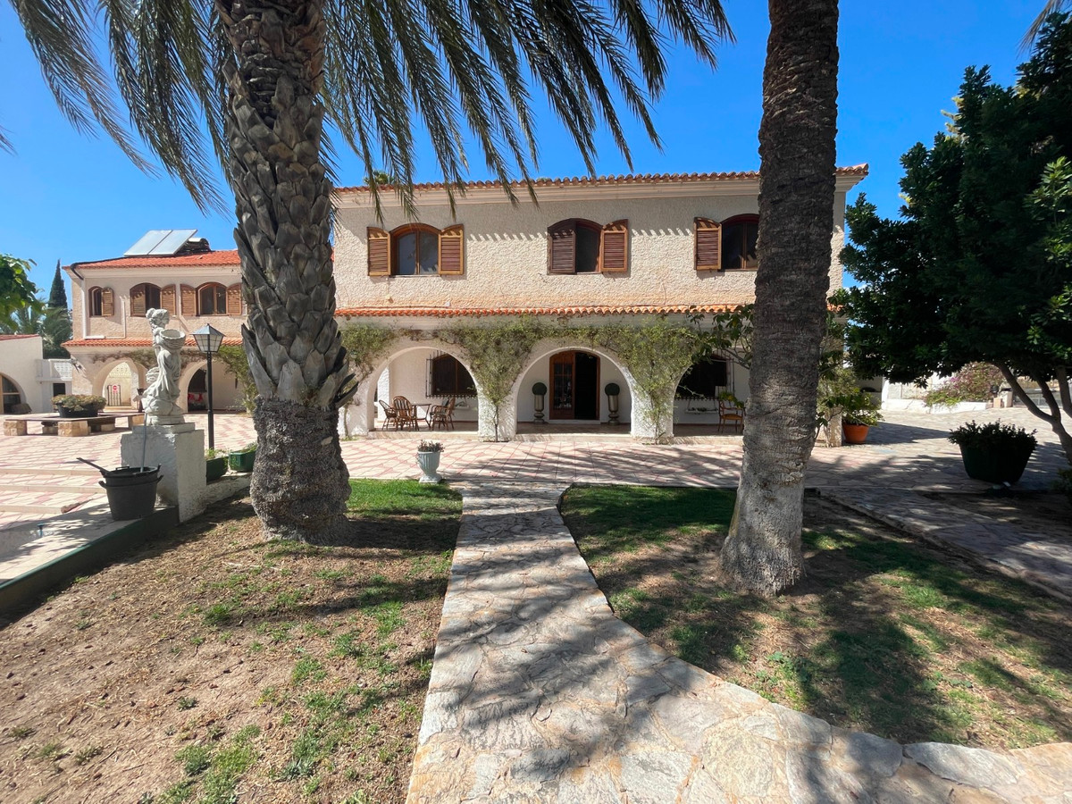 13 Bed Townhouse for sale in Elda Costa Blanca, Alicante, Spain