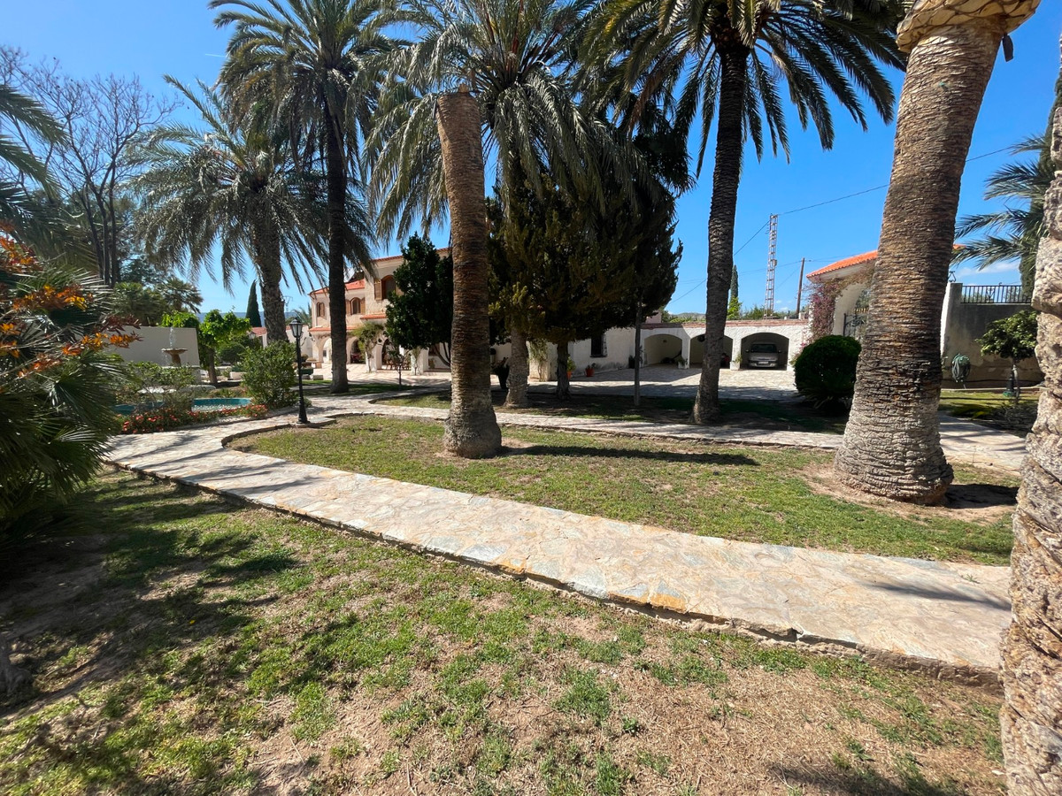 13 Bed Townhouse for sale in Elda Costa Blanca, Alicante, Spain