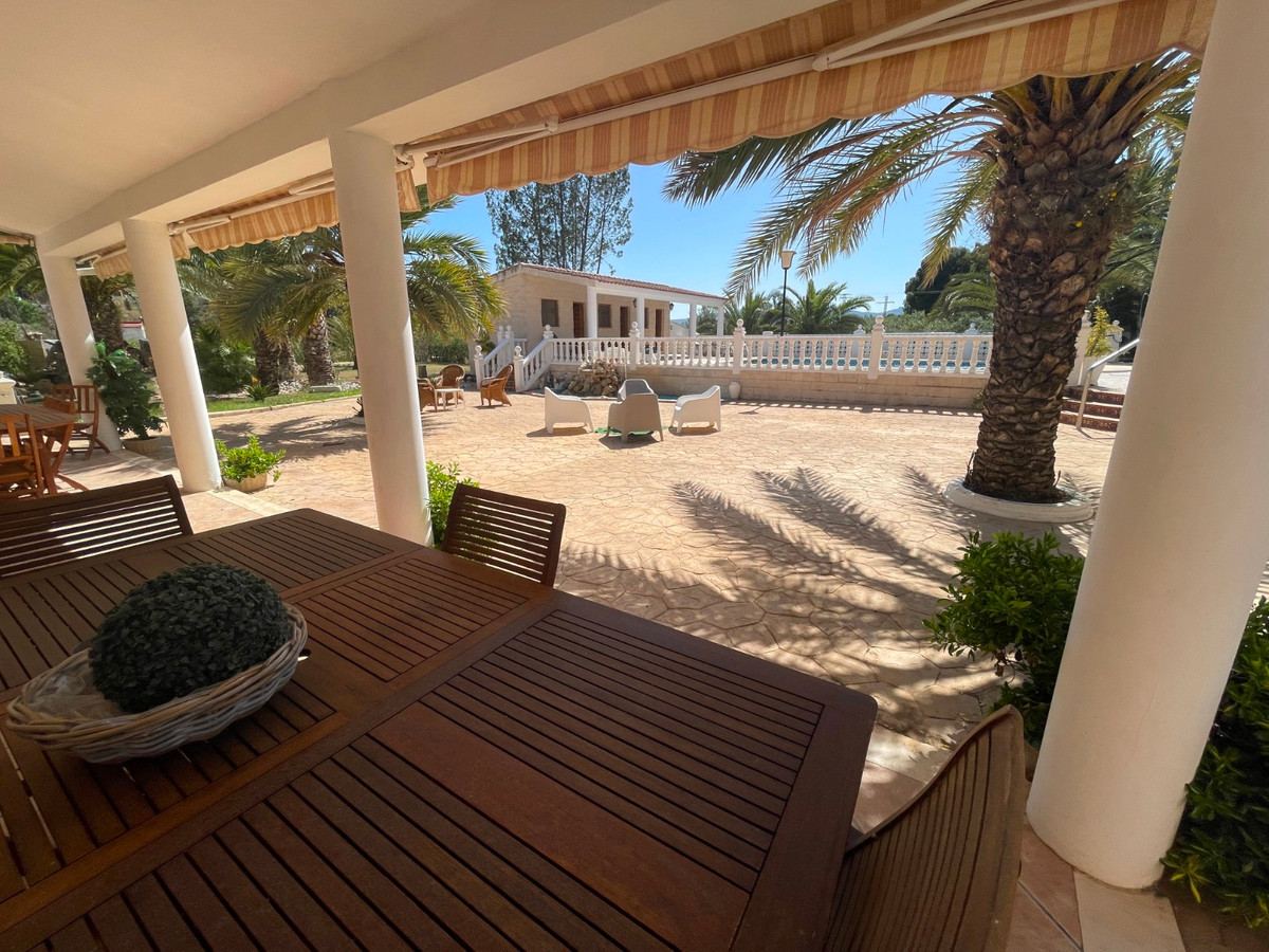 13 Bed Townhouse for sale in Elda Costa Blanca, Alicante, Spain
