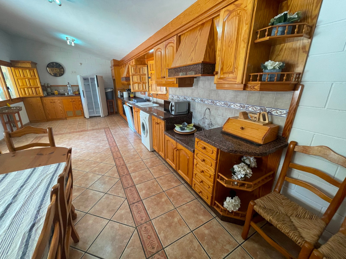 13 Bed Townhouse for sale in Elda Costa Blanca, Alicante, Spain