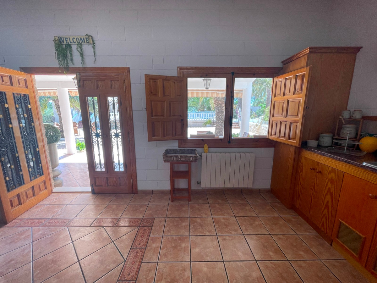 13 Bed Townhouse for sale in Elda Costa Blanca, Alicante, Spain
