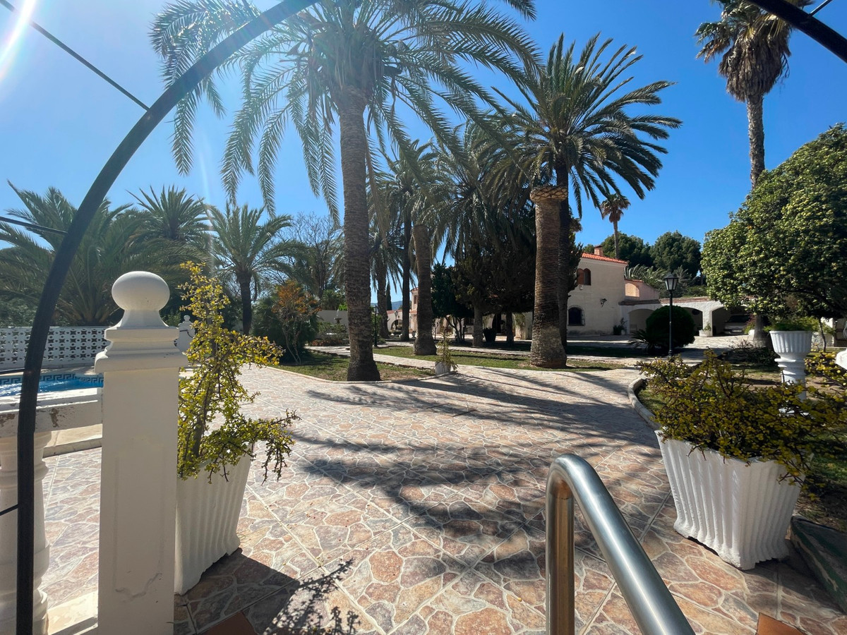 13 Bed Townhouse for sale in Elda Costa Blanca, Alicante, Spain