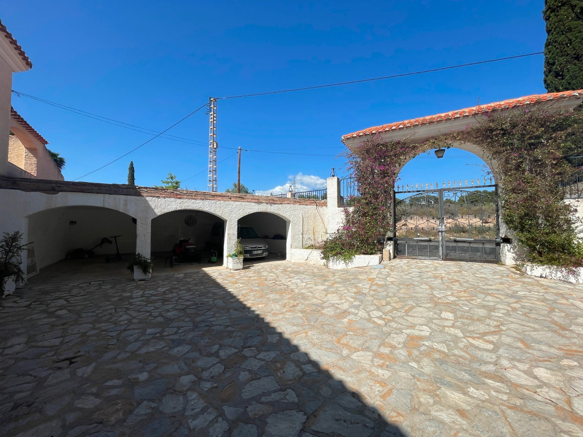 13 Bed Townhouse for sale in Elda Costa Blanca, Alicante, Spain