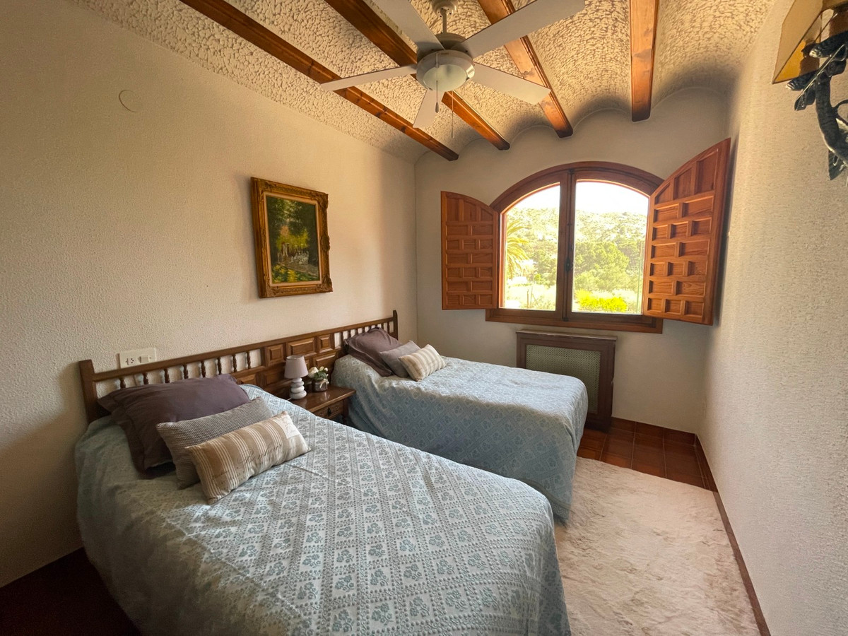 13 Bed Townhouse for sale in Elda Costa Blanca, Alicante, Spain