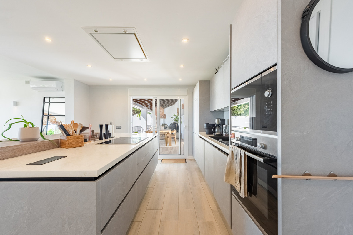 4 Bed Townhouse for sale in Istán Costa Del Sol, Málaga, Spain