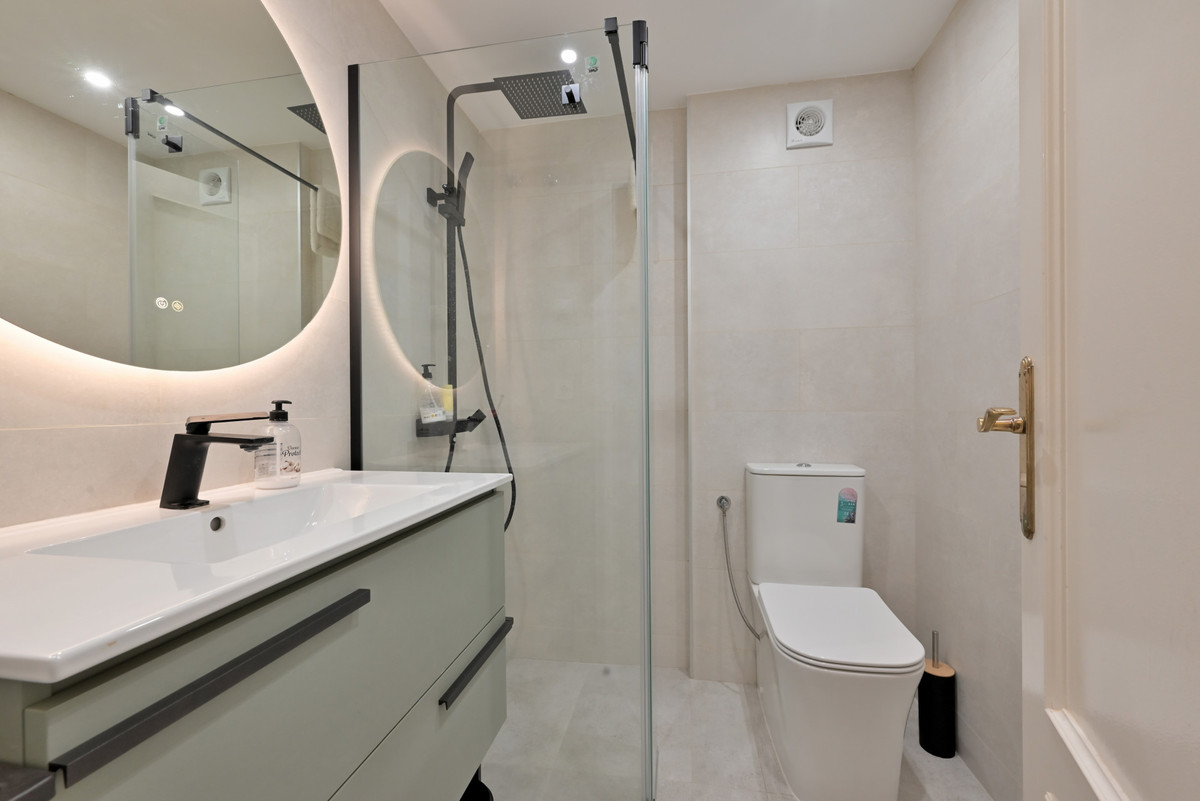 Se vende Apartamento Planta Media de 2 dormitorios en Costa Del Sol, Málaga, España