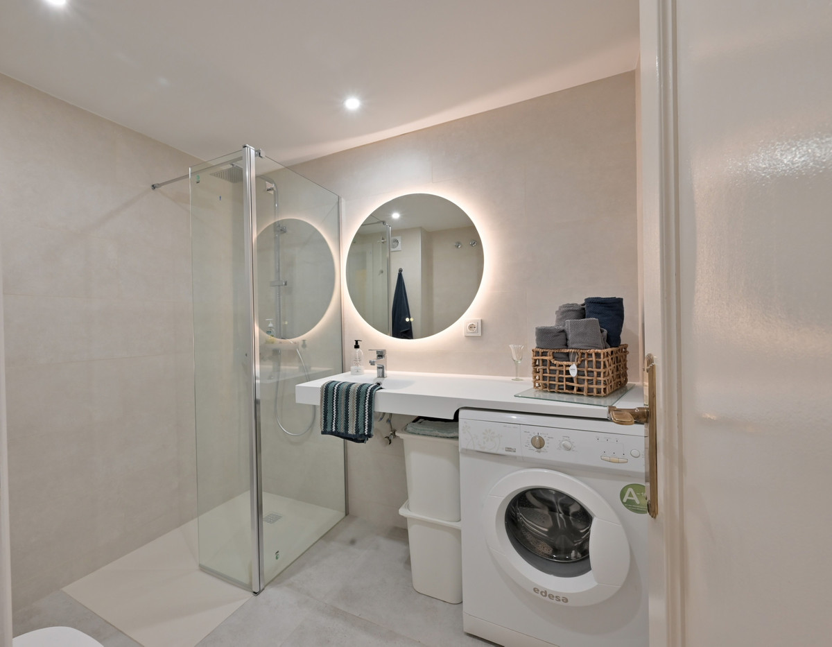 Se vende Apartamento Planta Media de 2 dormitorios en Costa Del Sol, Málaga, España
