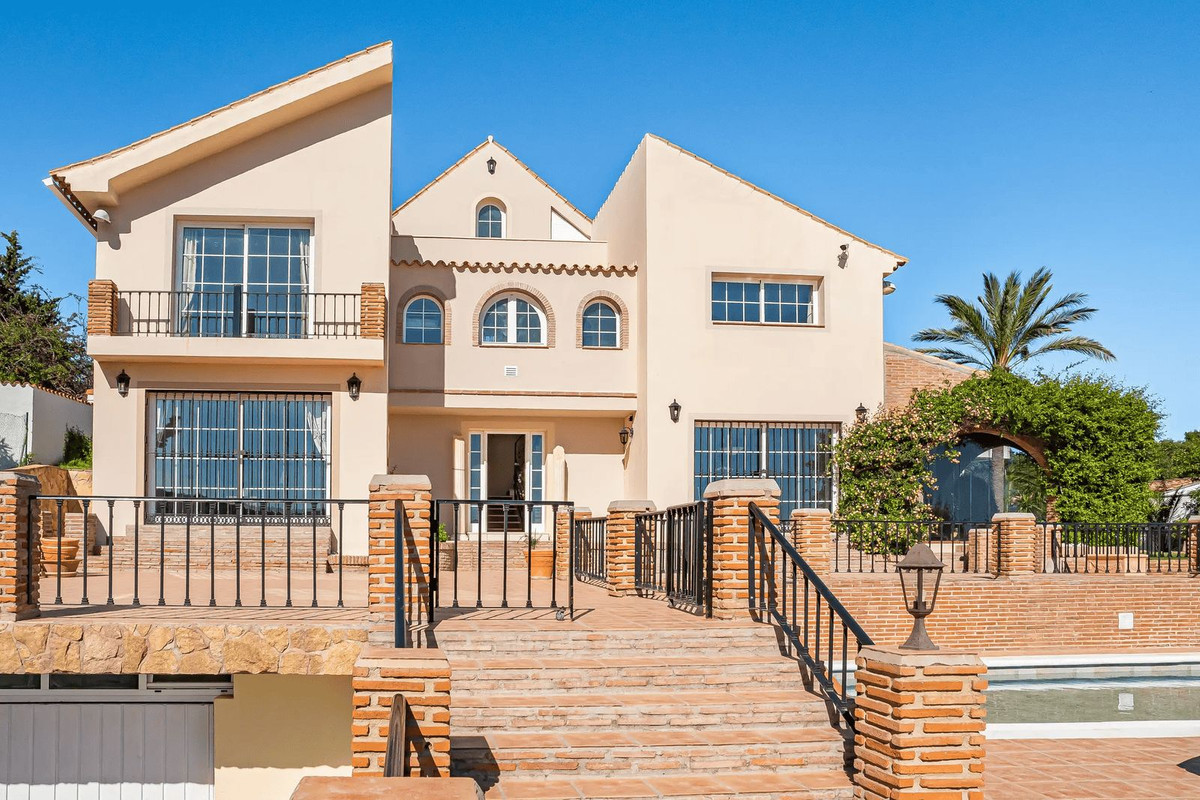 4 Bed Townhouse for sale in Estepona Costa Del Sol, Málaga, Spain