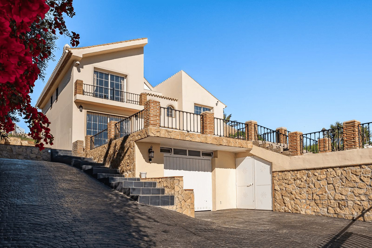 4 Bed Townhouse for sale in Estepona Costa Del Sol, Málaga, Spain