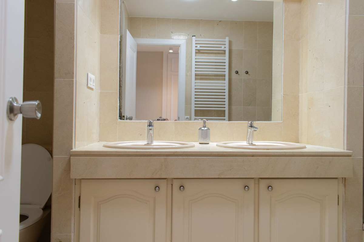 Se vende Apartamento Planta Media de 2 dormitorios en Costa Del Sol, Málaga, España