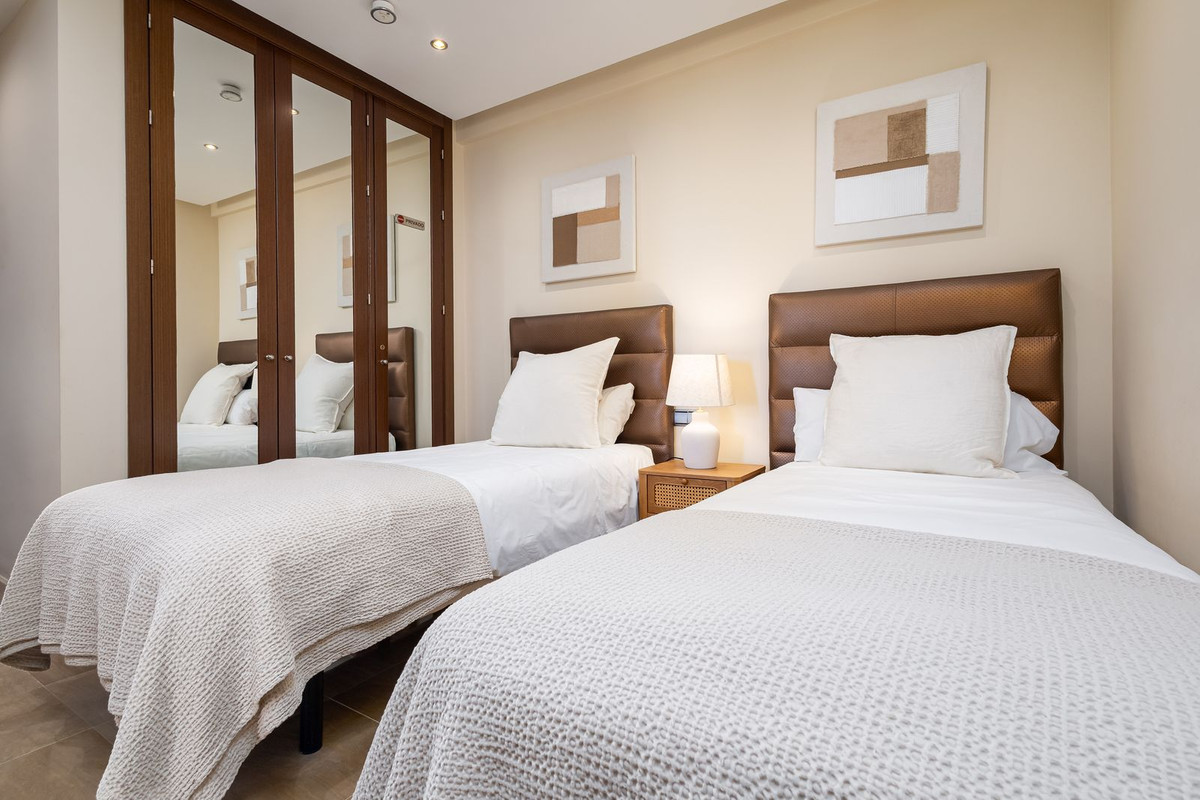 4 Bed Apartment for sale in Estepona Costa Del Sol, Málaga, Spain