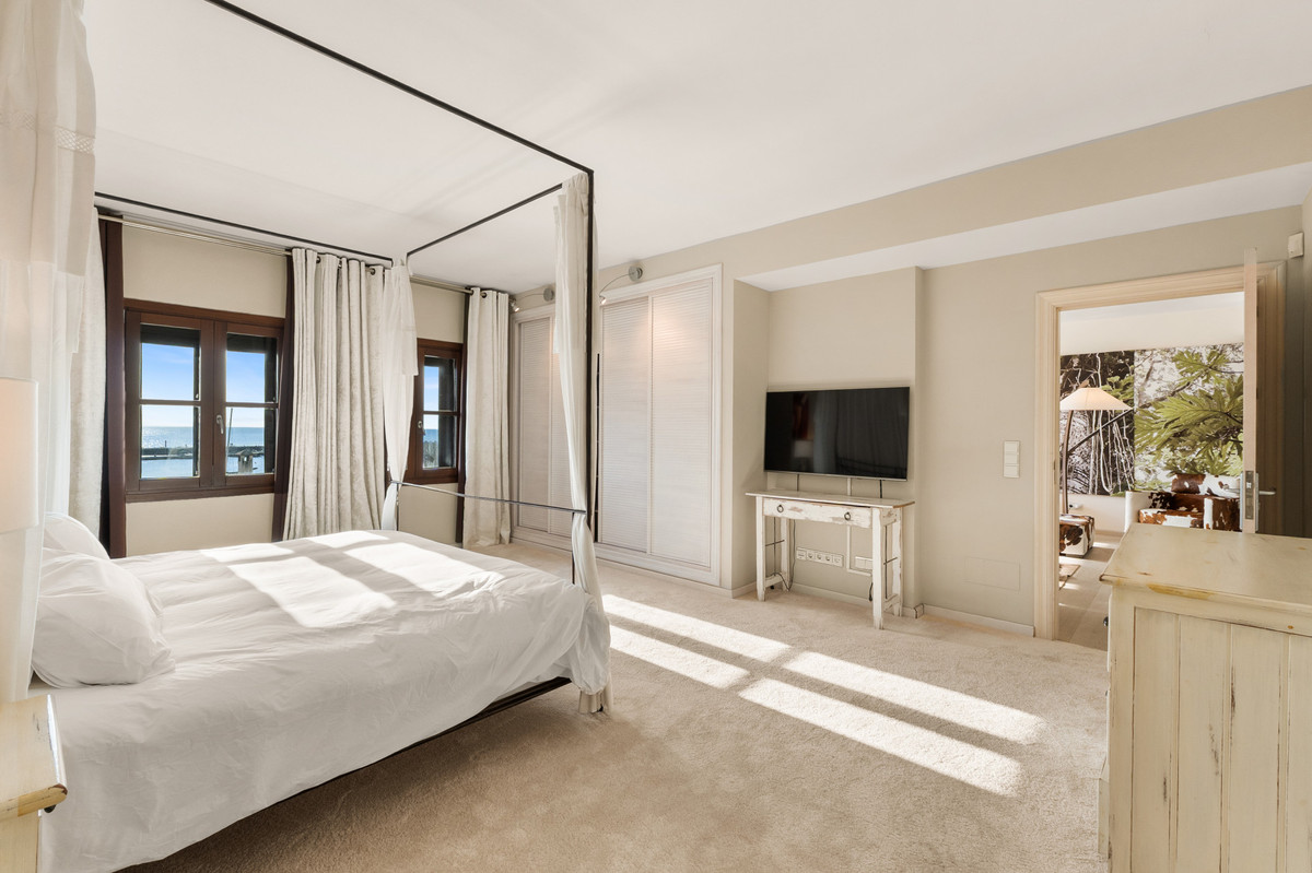 2 Bed Apartment for sale in Puerto Banús Costa Del Sol, Málaga, Spain