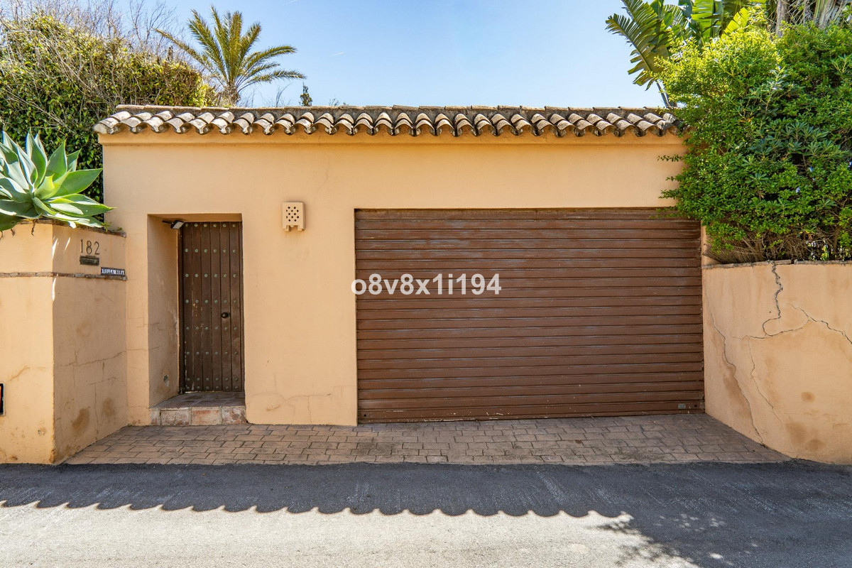2 Bed Townhouse for sale in Marbella Costa Del Sol, Málaga, Spain