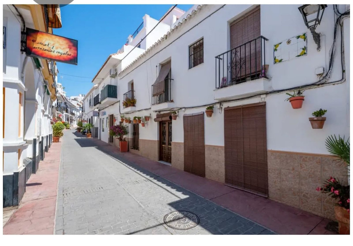 Se vende Edificio comercial de 12 dormitorios en Costa Del Sol, Málaga, España