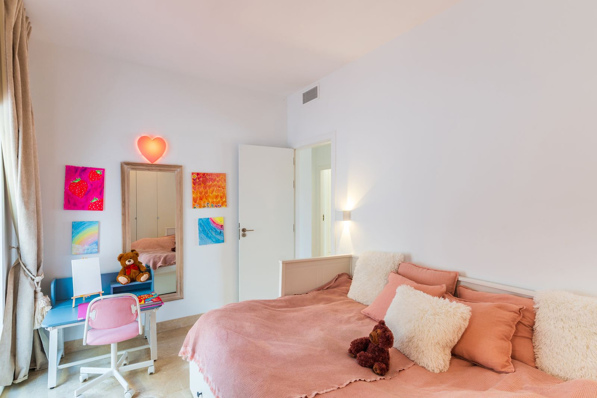 3 Bed Apartment for sale in Benahavís Costa Del Sol, Málaga, Spain