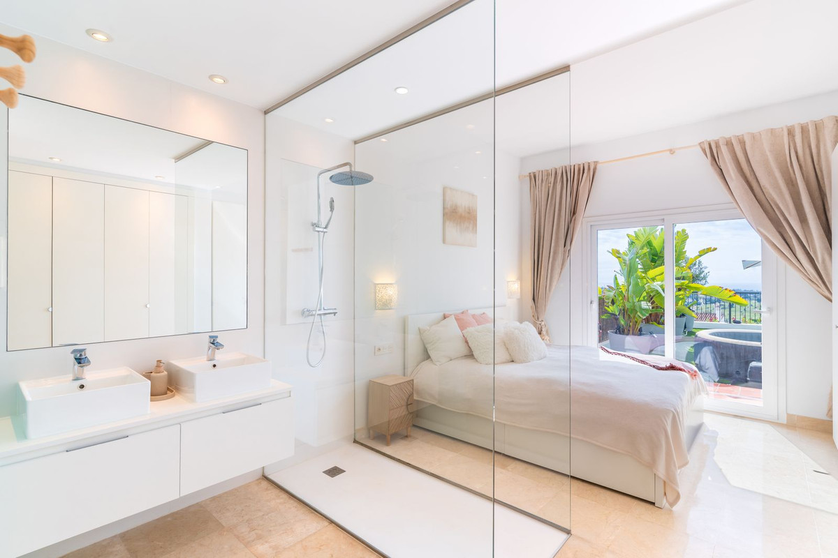 3 Bed Apartment for sale in Benahavís Costa Del Sol, Málaga, Spain