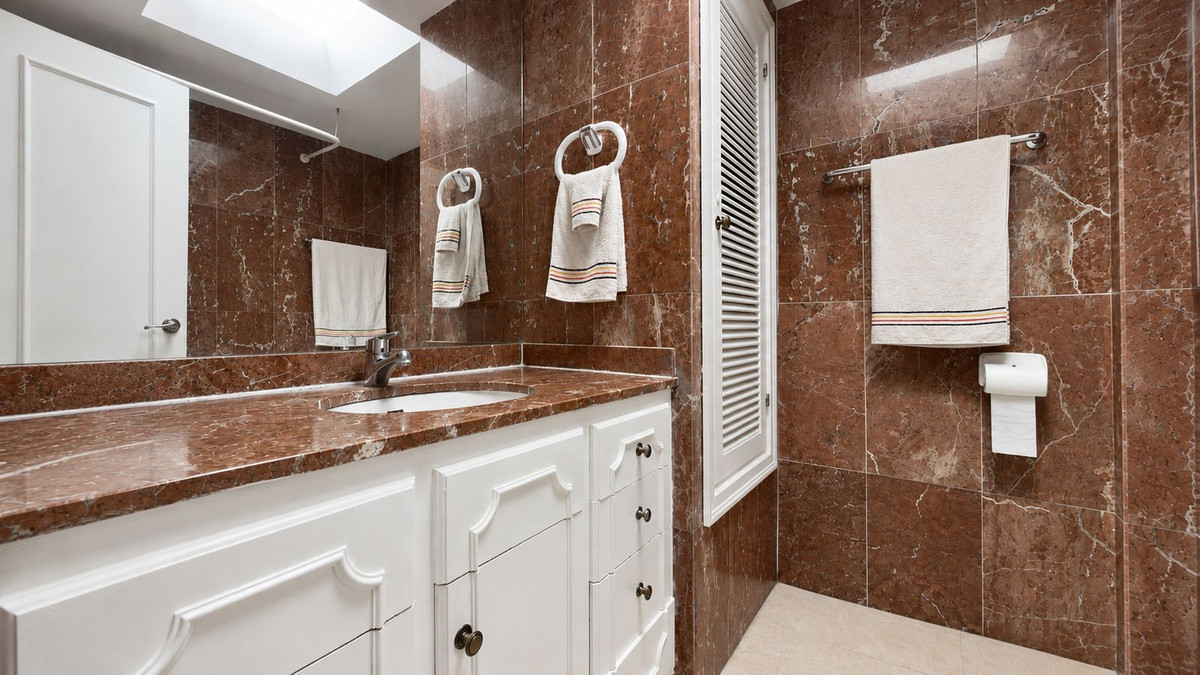 3 Bed Apartment for sale in Estepona Costa Del Sol, Málaga, Spain