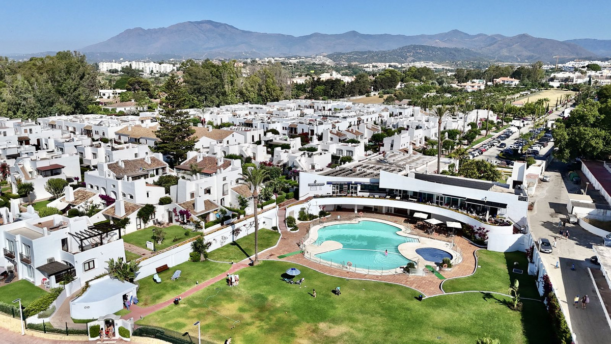 3 Bed Apartment for sale in Estepona Costa Del Sol, Málaga, Spain