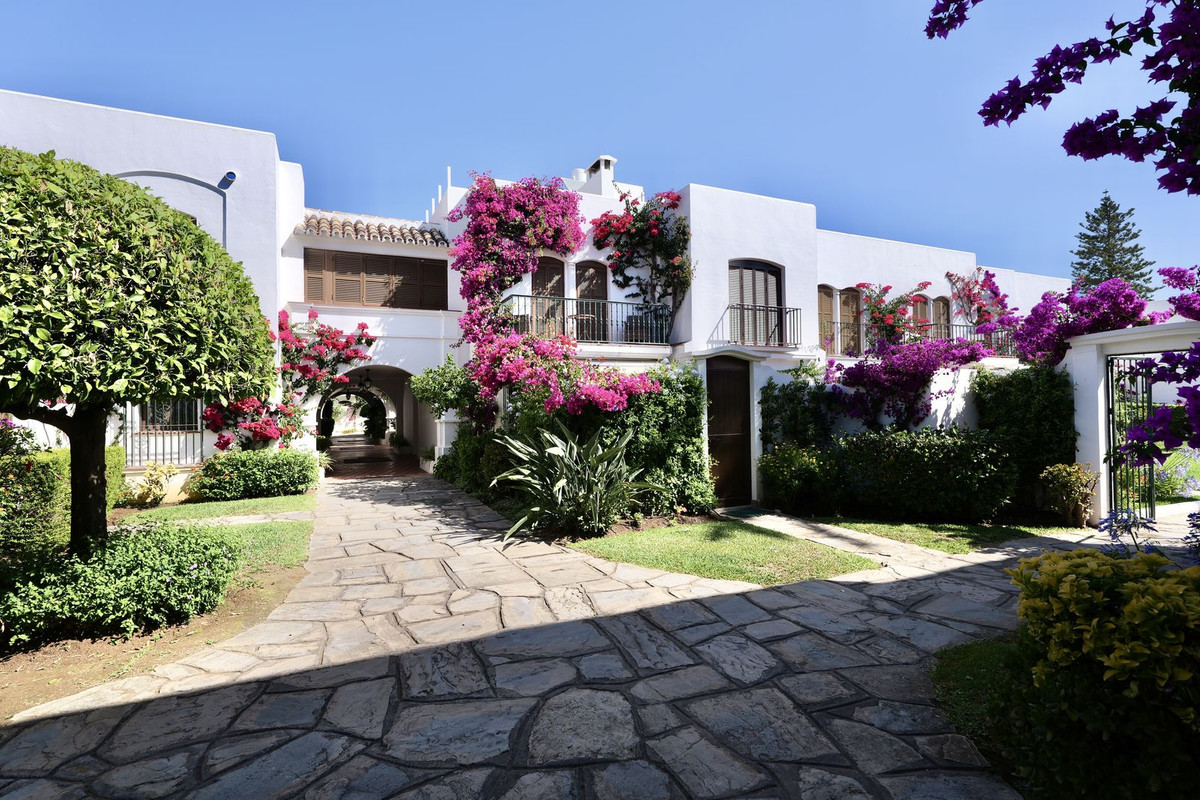 3 Bed Apartment for sale in Estepona Costa Del Sol, Málaga, Spain