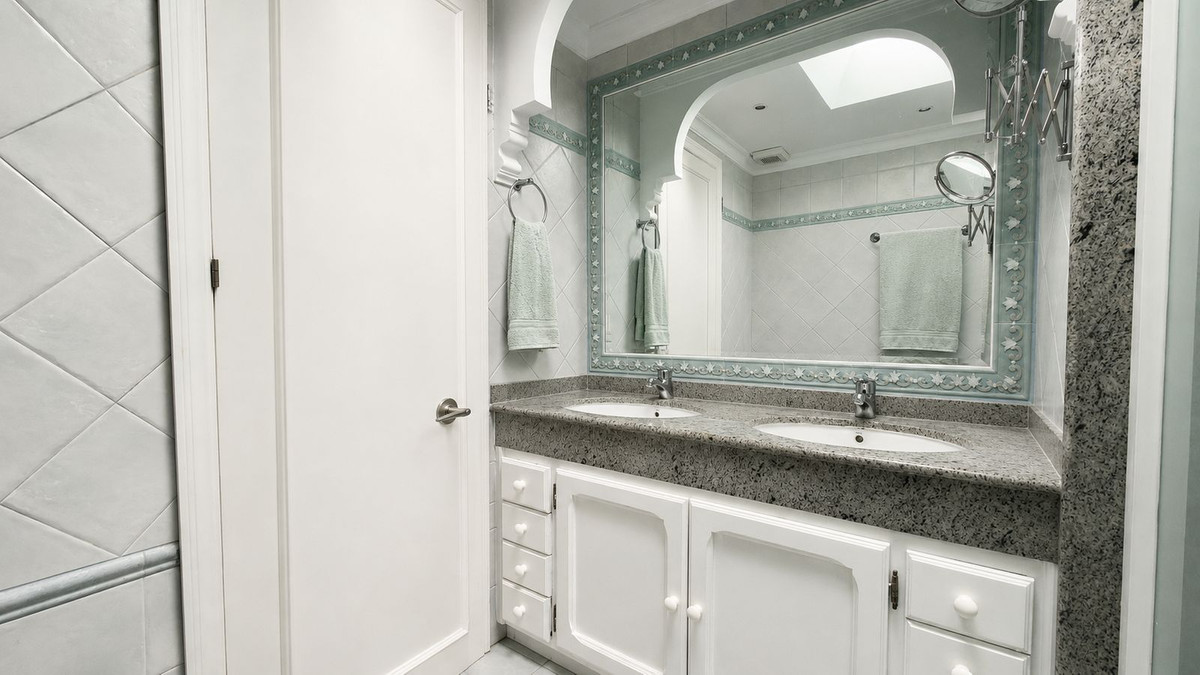 3 Bed Apartment for sale in Estepona Costa Del Sol, Málaga, Spain