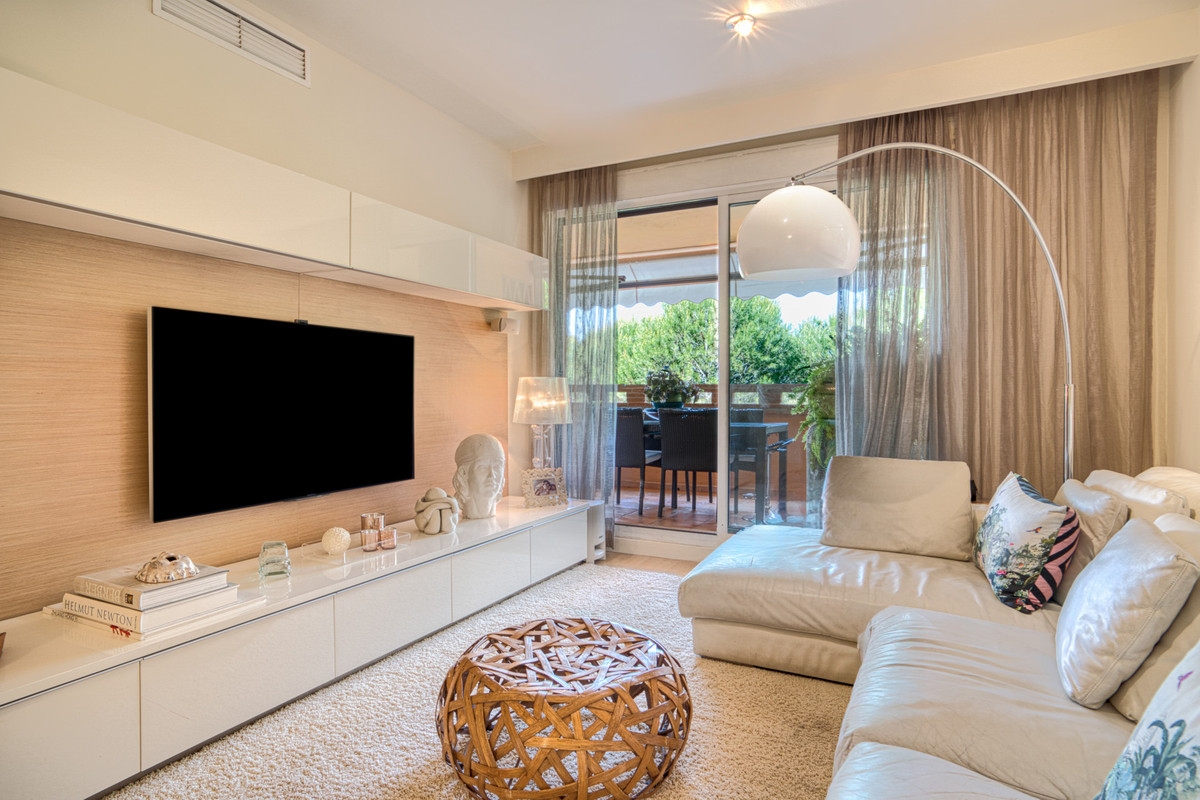 3 Bed Apartment for sale in The Golden Mile Costa Del Sol, Málaga, Spain