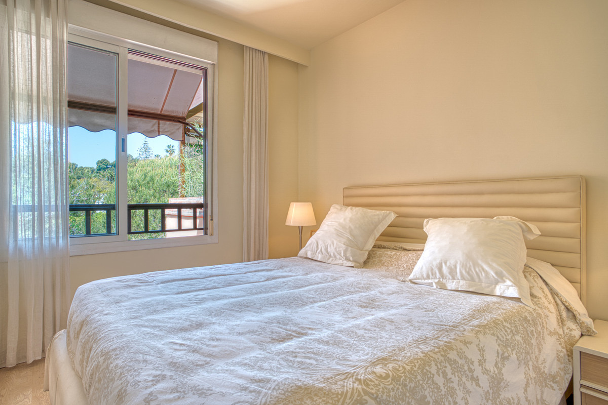 3 Bed Apartment for sale in The Golden Mile Costa Del Sol, Málaga, Spain