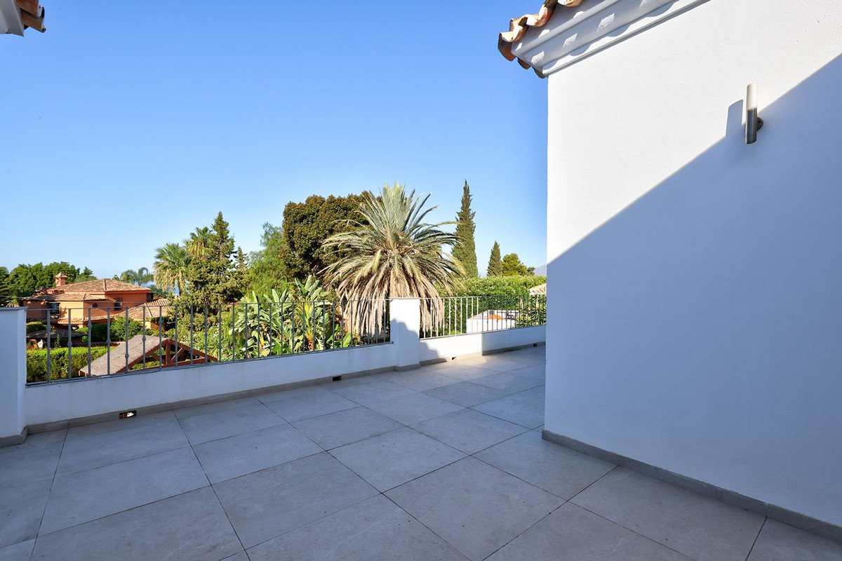 5 Bed Townhouse for sale in El Rosario Costa Del Sol, Málaga, Spain