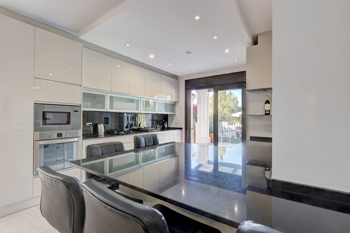 5 Bed Townhouse for sale in El Rosario Costa Del Sol, Málaga, Spain