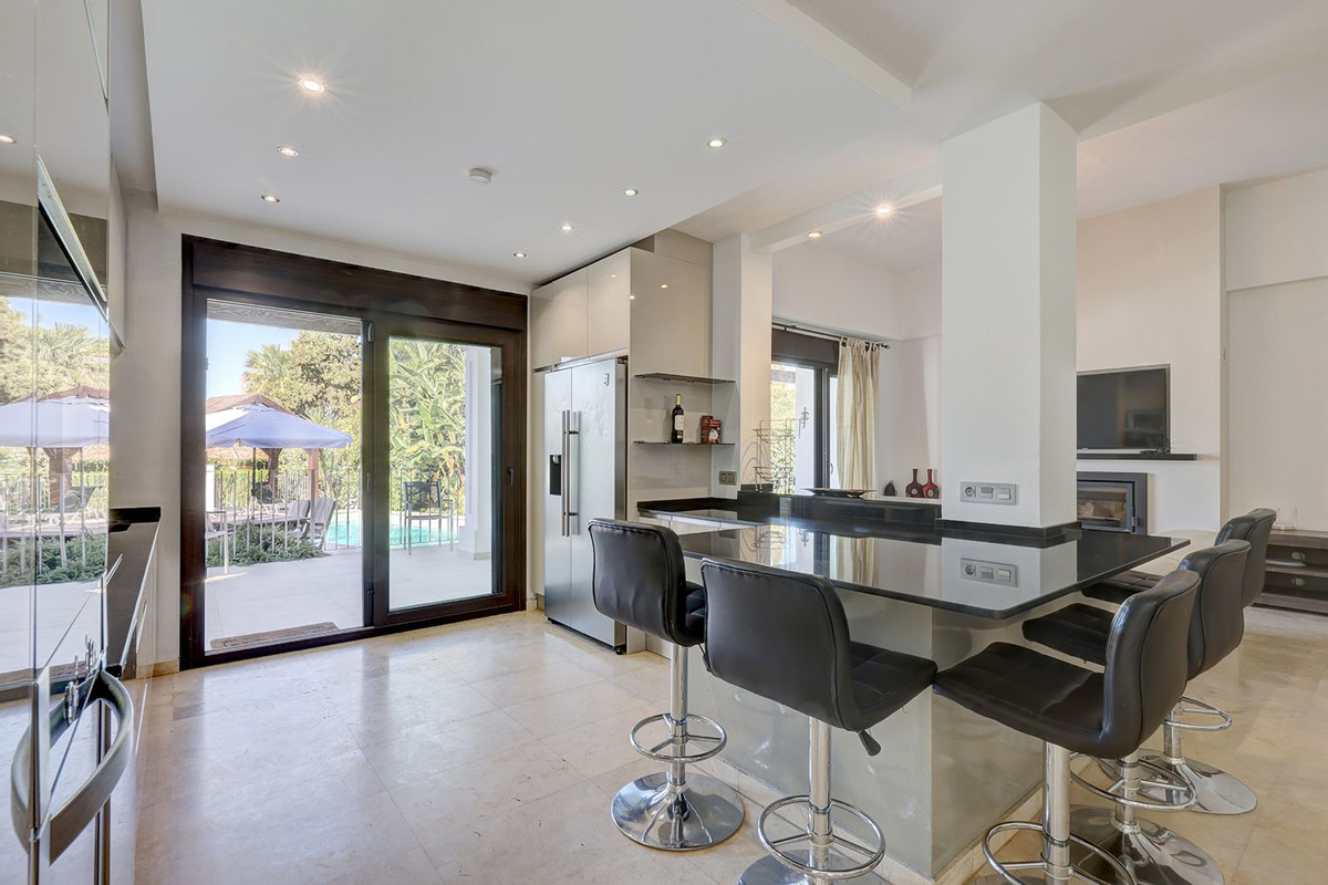 5 Bed Townhouse for sale in El Rosario Costa Del Sol, Málaga, Spain