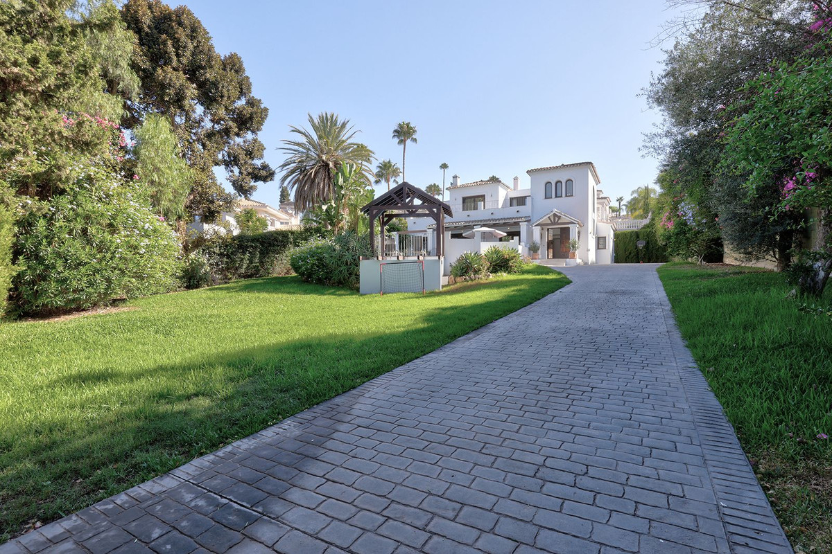 5 Bed Townhouse for sale in El Rosario Costa Del Sol, Málaga, Spain