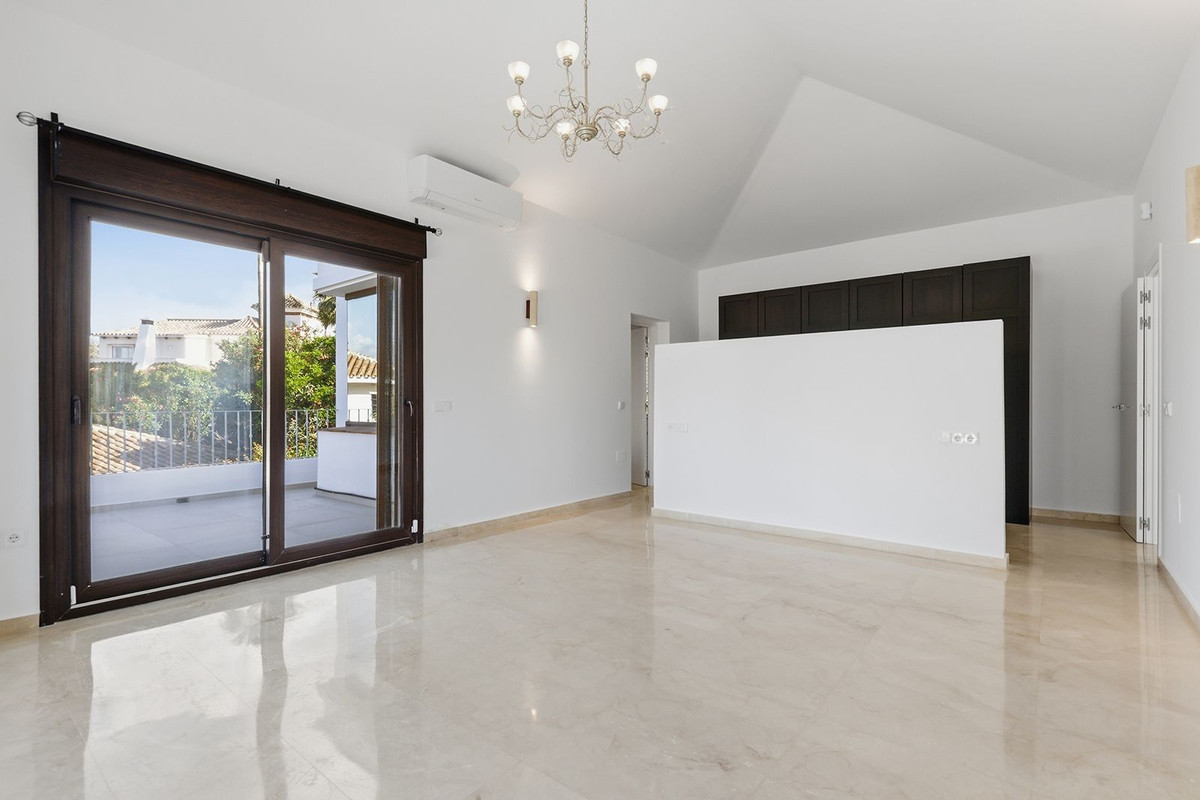 5 Bed Townhouse for sale in El Rosario Costa Del Sol, Málaga, Spain