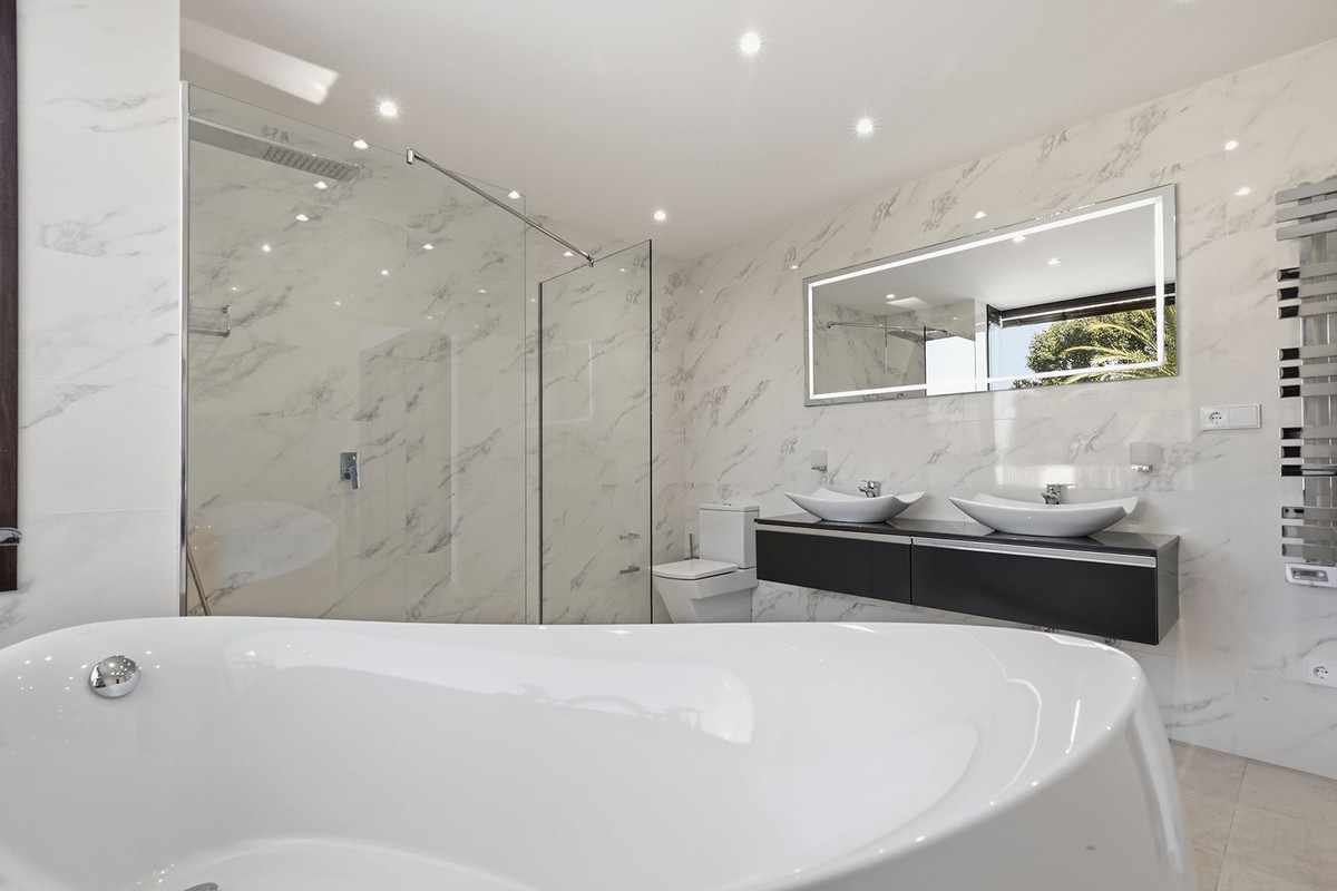 5 Bed Townhouse for sale in El Rosario Costa Del Sol, Málaga, Spain