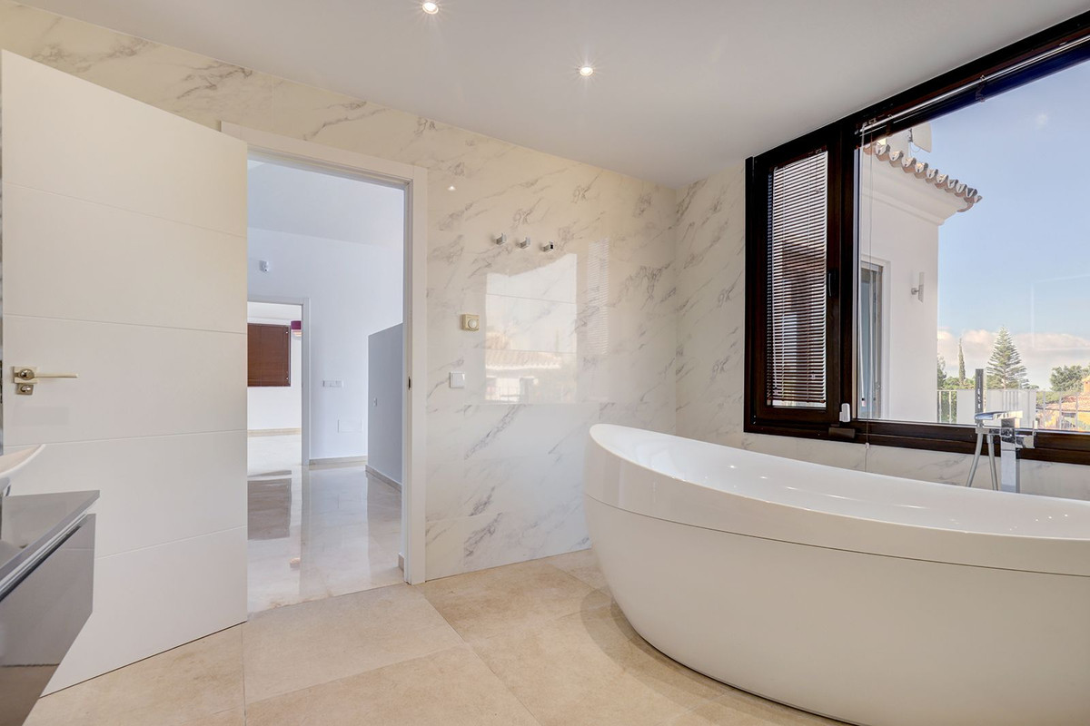 5 Bed Townhouse for sale in El Rosario Costa Del Sol, Málaga, Spain