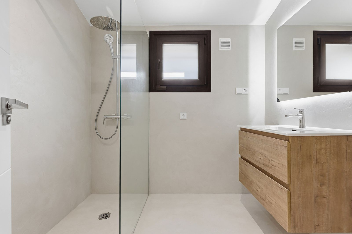 5 Bed Townhouse for sale in El Rosario Costa Del Sol, Málaga, Spain
