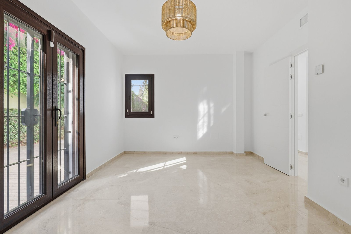 5 Bed Townhouse for sale in El Rosario Costa Del Sol, Málaga, Spain