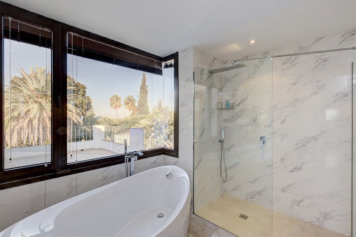 5 Bed Townhouse for sale in El Rosario Costa Del Sol, Málaga, Spain