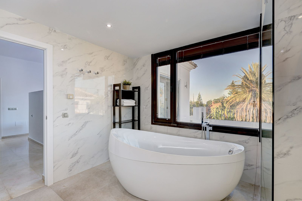 5 Bed Townhouse for sale in El Rosario Costa Del Sol, Málaga, Spain