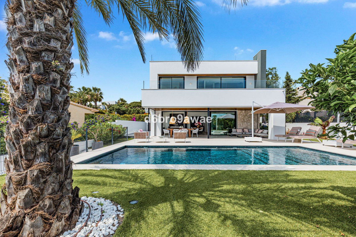 Se vende Villa - Chalet de 4 dormitorios en Costa Del Sol, Málaga, España