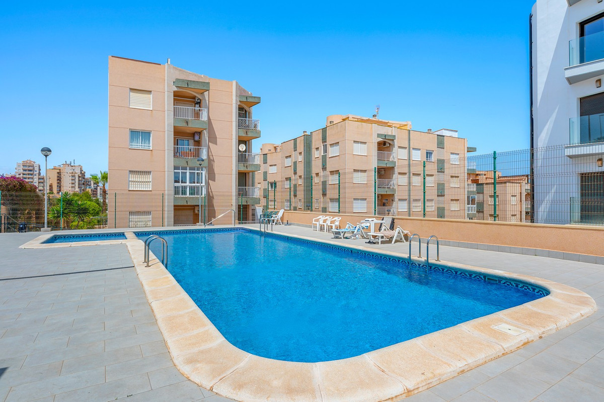 Se vende Apartamento Planta Media de 2 dormitorios en Costa Blanca, Alicante, España