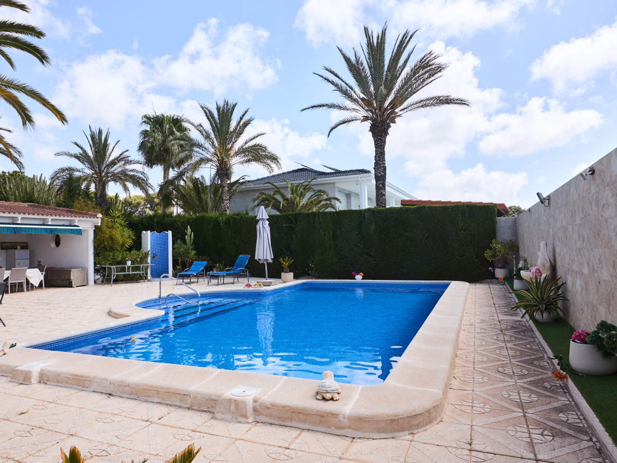 Se vende Villa - Chalet de 4 dormitorios en Costa Blanca, Alicante, España