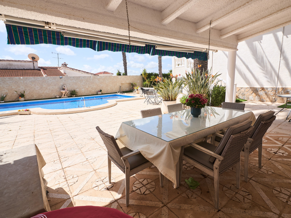 Se vende Villa - Chalet de 4 dormitorios en Costa Blanca, Alicante, España