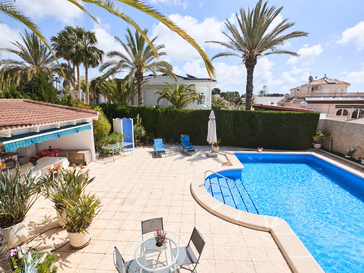 Se vende Villa - Chalet de 4 dormitorios en Costa Blanca, Alicante, España